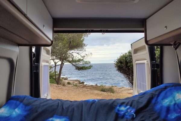 Wohnmobil mieten Bielefeld: Blick aus dem Camper aufs Meer