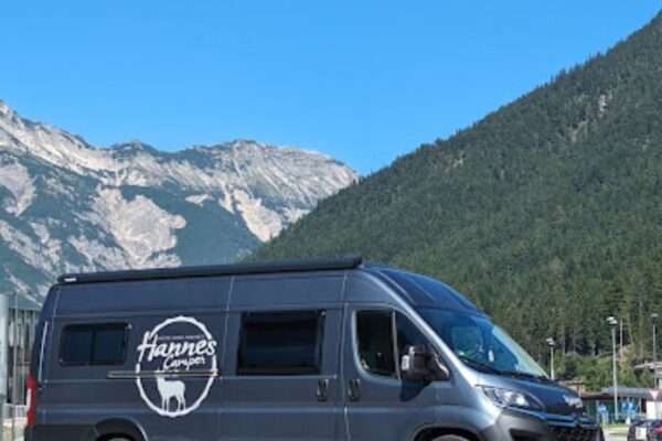 Wohnmobil mieten Bielefeld: Camper vor den Bergen