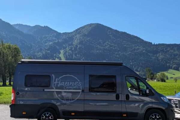 Wohnmobil mieten Bielefeld: Camper vor Wiese und Bergen