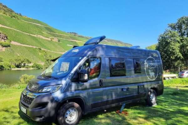 Wohnmobil mieten Potsdam: Camper vor dem Berg
